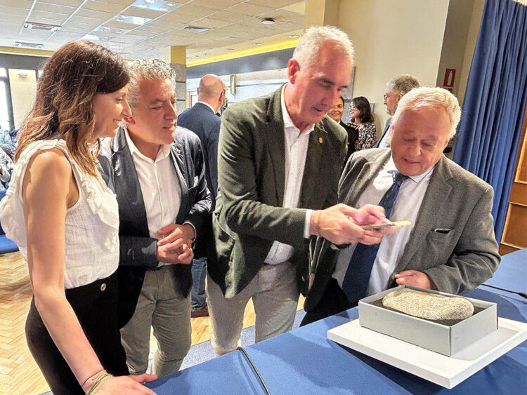 La antigüedad de la huella hallada en el Abrigo de San Lázaro revela la capacidad simbólica de neandertales 1 Raquel Alonso Jose Maria Bravo Jose Mazarias y Gonzalo Santonja con el hallazgo