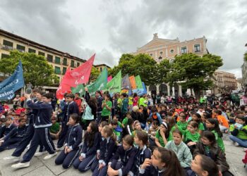 Alumnos en la Plaza Mayor en el recorrido de la antorcha escolar./AYTO SEGOVIA