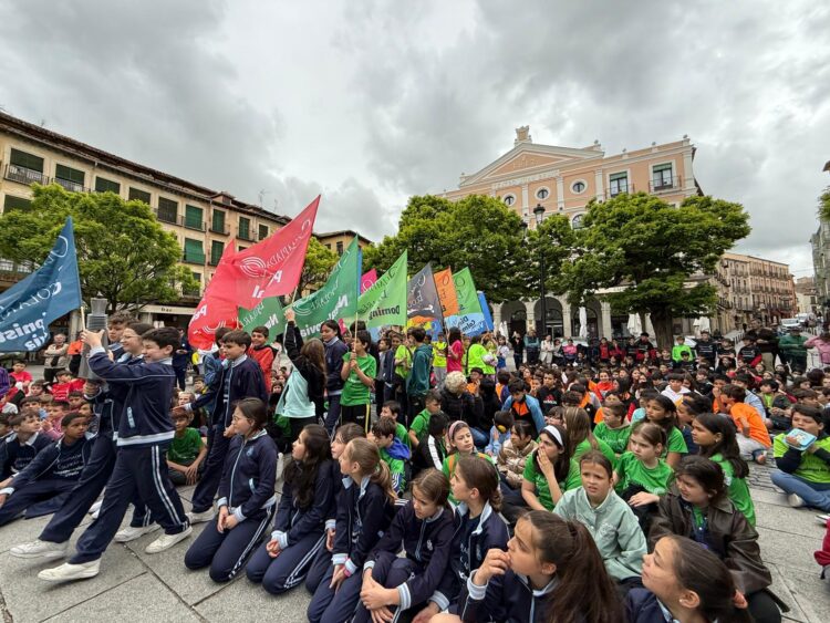 Alumnos en la Plaza Mayor en el recorrido de la antorcha escolar./AYTO SEGOVIA