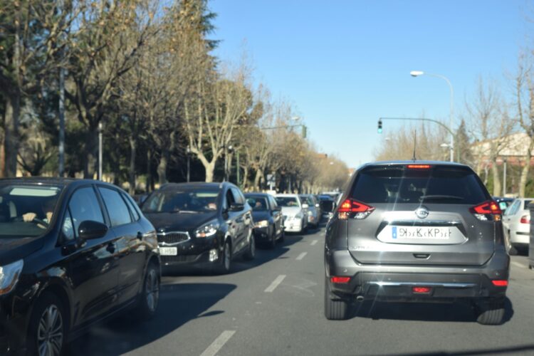 Los desplazamientos por carretera en el puente de mayo superan los 100.000 1 Atasco en una vía de Segovia. /ROCÍO PARDOS