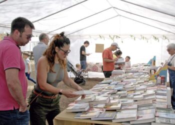 Vecinos de la comarca en los estands de librerías instalados en el paraje de la ermita / PRODESTUR