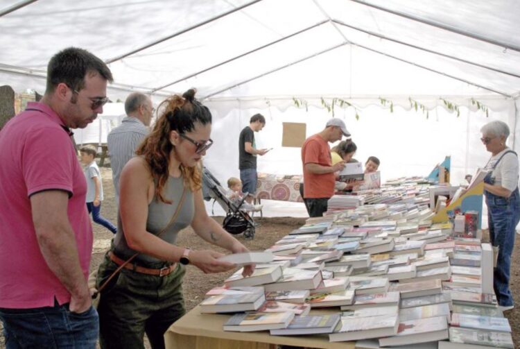 Vecinos de la comarca en los estands de librerías instalados en el paraje de la ermita / PRODESTUR
