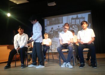 Jóvenes en una representación teatral.