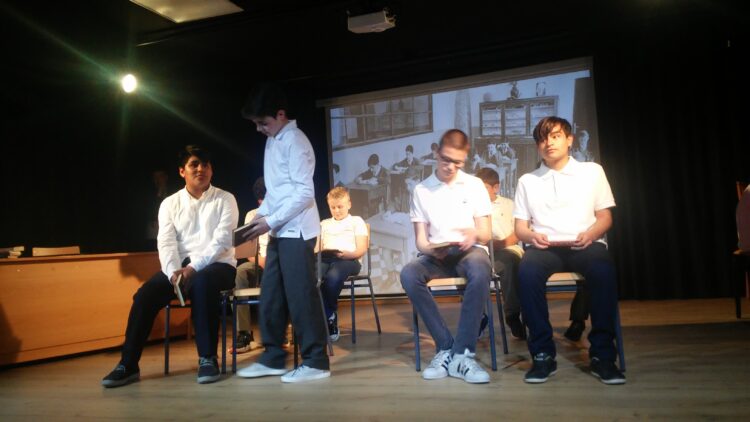 Jóvenes en una representación teatral.