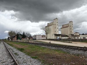 Silos junto a la estación de tren de Campo de San Pedro.
