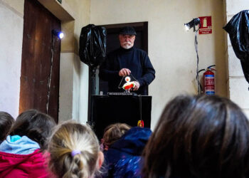 Espectáculo de Titirimundi 'Stop', a cargo de Mikropódium. / HÉCTOR CRIADO