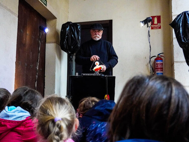 Espectáculo de Titirimundi 'Stop', a cargo de Mikropódium. / HÉCTOR CRIADO