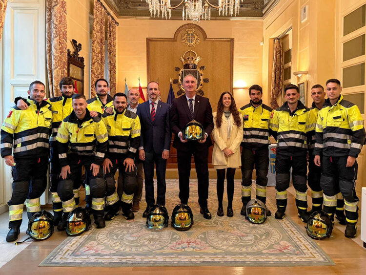 El Servicio de Extinción de Incendios refuerza su plantilla con la incorporación de ocho nuevos bomberos 1 Acto de la toma de posesión de los nuevos bomberos del Ayuntamiento de Segovia. / EL ADELANTADO