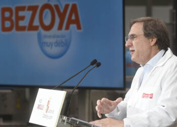 Tomás Pascual, presidente de Pascual, en la fábrica de Bezoya de Ortigosa del Monte. / NACHO VALVERDE - ICAL