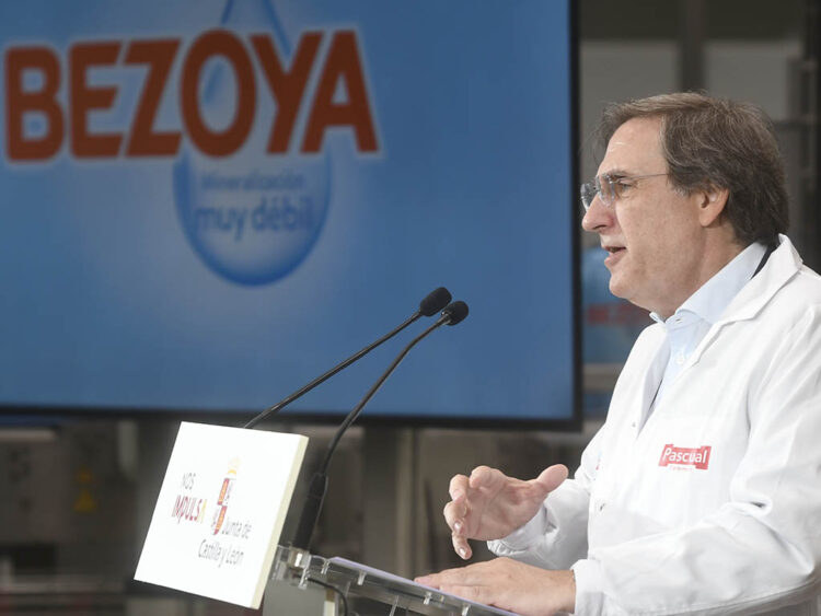 Tomás Pascual, presidente de Pascual, en la fábrica de Bezoya de Ortigosa del Monte. / NACHO VALVERDE - ICAL