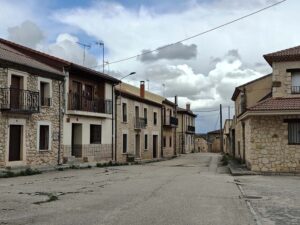Valdevarnés cuenta actualmente con 12 habitantes.
