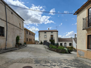 A las afueras de Villaverde se puede encontrar la iglesia románica de Santa Cecilia.