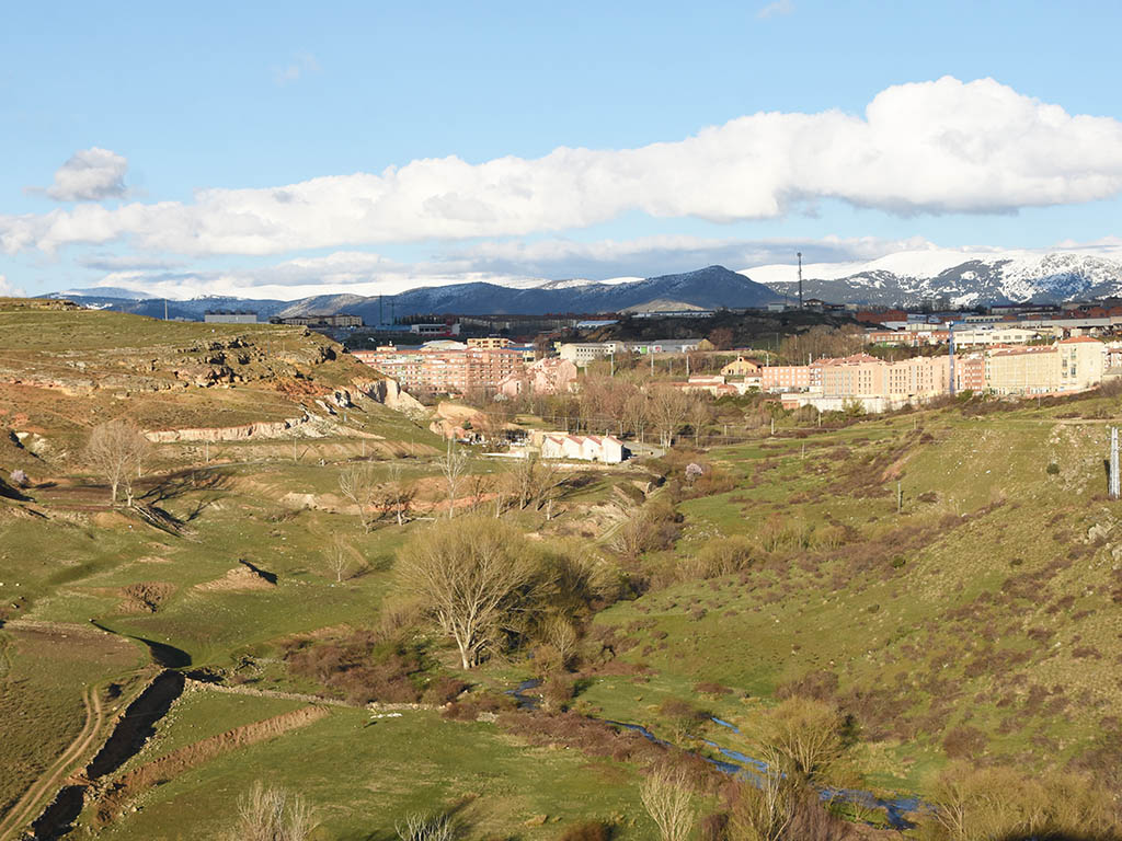 Nuevo paso para contratar las obras de renaturalización de las cuatro plazas de Nueva Segovia 2 Valle del Tejadilla. / JOSÉ ANTONIO SANTOS