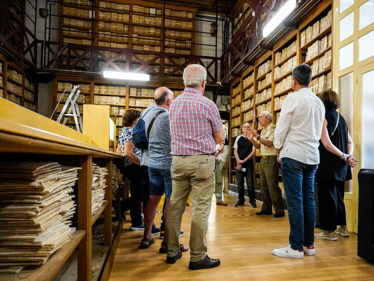 Una oportunidad para recorrer el Archivo General Militar del Alcázar 1 Visita al Archivo General Militar del Alcázar. / HÉCTOR CRIADO