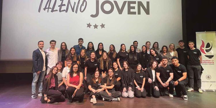 La asociación de estudiantes de enfermería premia el talento joven y la investigación en Castilla y León 1 Voluntarios de la gala. / Eire Seara Abadín