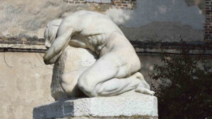 Tras el escultor Florentino Trapero 5 En la plaza de la Cruz de Aguilafuente se encuentra la escultura Adán arrepentido.