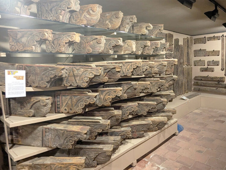 Las piezas del antiguo alfarje mudéjar de la iglesia de San Millán se someten a un tratamiento de anoxia 1 Tratamiento de anoxia para la conservación de las piezas del antiguo alfarje mudéjar de la iglesia de San Millán. / DIÓCESIS DE SEGOVIA