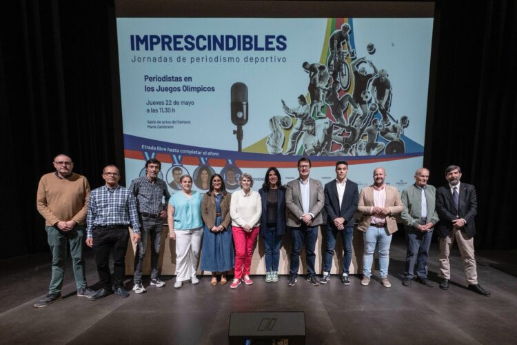 Foto de familia de los protagonistas durante la jornada ‘Imprescindibles’./ASPD