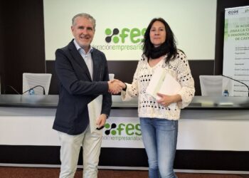 Andrés Ortega y Rosalía Martín en la firma del acuerdo / FES