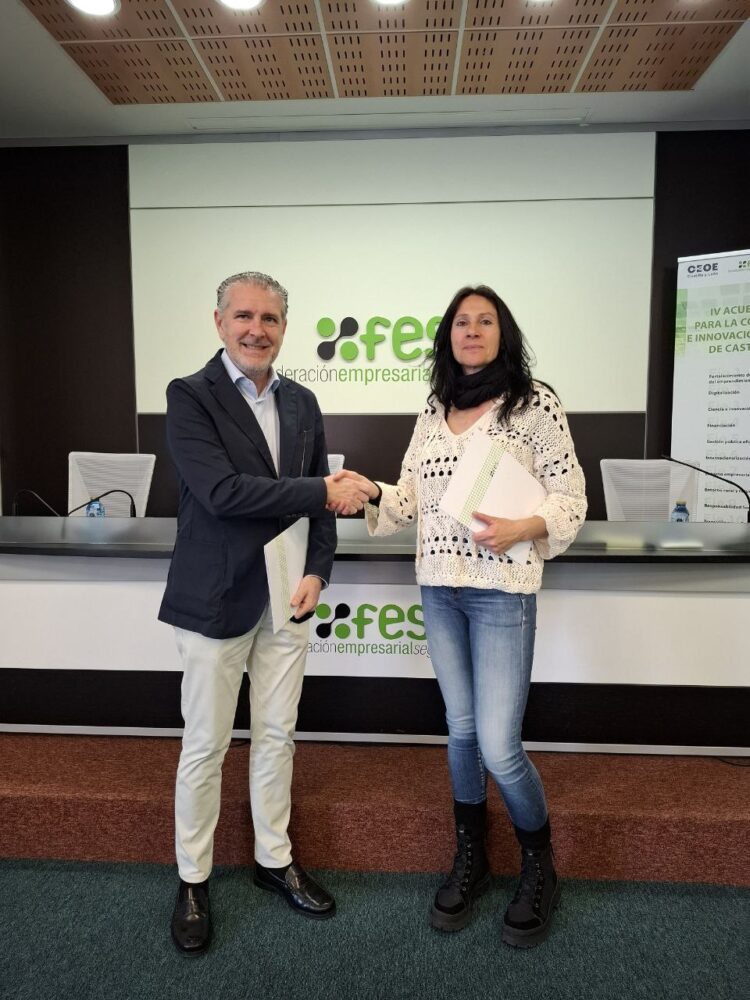 Ayllón se suma a la Red de Municipios Emprendedores de la FES 1 Andrés Ortega y Rosalía Martín en la firma del acuerdo / FES