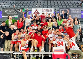 La plantilla y familiares del club segoviano celebran una victoria en Palencia durante la Final Four./DIBAQ CD BASE