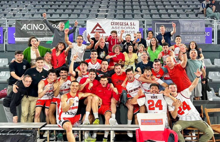 El Dibaq CD Base acaricia el ascenso a Tercera FEB 1 La plantilla y familiares del club segoviano celebran una victoria en Palencia durante la Final Four./DIBAQ CD BASE