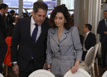 El presidente de Cepyme, Gerardo Cuerva (i), junto a la presidenta de la Comunidad de Madrid, Isabel Díaz Ayuso (d), momentos antes de protagonizar el desayuno informativo del Nueva Economía Forum, este lunes en Madrid. EFE/ J.J. Guillén.