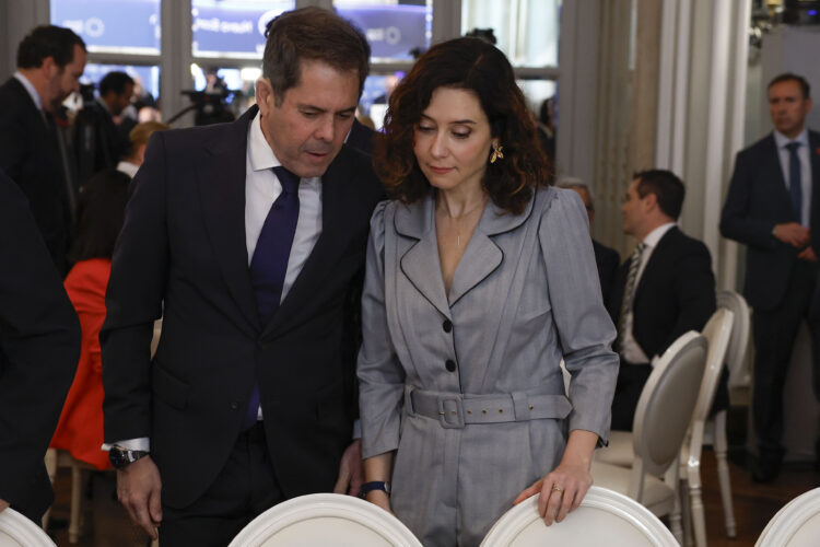 El presidente de Cepyme, Gerardo Cuerva (i), junto a la presidenta de la Comunidad de Madrid, Isabel Díaz Ayuso (d), momentos antes de protagonizar el desayuno informativo del Nueva Economía Forum, este lunes en Madrid. EFE/ J.J. Guillén.
