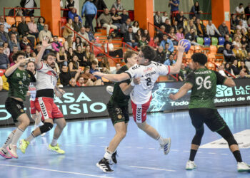 Alfredo Otero busca el lanzamiento ante la presión rival durante un momento de partido entre Viveros Herol y REBI Cuenca./JUAN ALBERTO LILLO