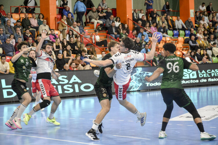 Alfredo Otero busca el lanzamiento ante la presión rival durante un momento de partido entre Viveros Herol y REBI Cuenca./JUAN ALBERTO LILLO