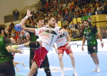 Gonzalo Carró busca el lanzamiento en el encuentro de ida celebrado en el Guerreros Naveros entre Viveros Herol Nava y REBI Cuenca./AMADOR MARUGÁN