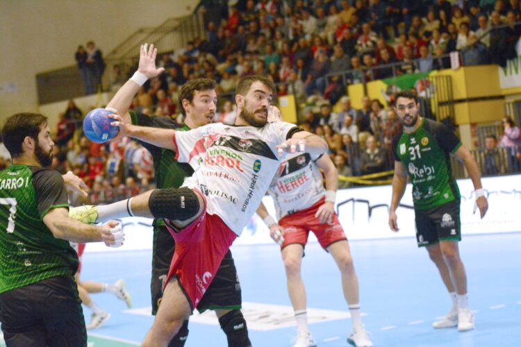 El Balonmano Nava, ante más que dos puntos en juego 1 Gonzalo Carró busca el lanzamiento en el encuentro de ida celebrado en el Guerreros Naveros entre Viveros Herol Nava y REBI Cuenca./AMADOR MARUGÁN
