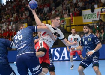 Mario Nevado en el duelo entre Viveros Herol y Cangas./AMADOR MARUGÁN