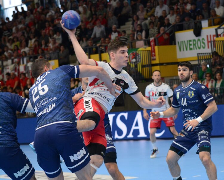 Pancho Ahumanda y Mario Nevado, nominados al ‘All Star Team’ de la Liga Plenitude 2024-2025 1 Mario Nevado en el duelo entre Viveros Herol y Cangas./AMADOR MARUGÁN