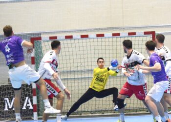 Yeray Lamariano detiene un lanzamiento durante un instante del duelo de ida entre Viveros Herol Nava e Impulse BM Guadalajara./AMADOR MARUGÁN