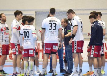 Álvaro Senovilla da instrucciones a la plantilla del Viveros Herol en un partido de la presente temporada./AMADOR MARUGÁN