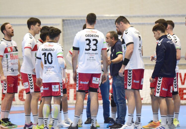 Álvaro Senovilla: “Intentaremos dar una última alegría a la afición” 1 Álvaro Senovilla da instrucciones a la plantilla del Viveros Herol en un partido de la presente temporada./AMADOR MARUGÁN