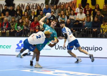 Mario Nevado busca el lanzamiento ante la presión de un rival en un instante del encuentro del curso pasado entre Viveros Herol y BM Granollers./AMADOR MARUGÁN