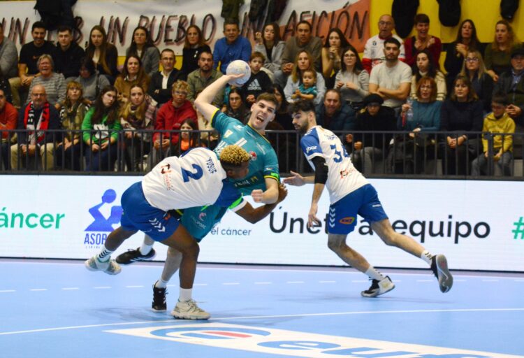 Mario Nevado busca el lanzamiento ante la presión de un rival en un instante del encuentro del curso pasado entre Viveros Herol y BM Granollers./AMADOR MARUGÁN