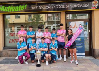 Plantilla del equipo cadete del San Cristóbal posa con el título de liga./CD SAN CRISTÓBAL