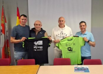 Foto de familia en la presentación de la tercera edición del Campus AD Futsal 2025./AD FUTSAL CAMPUS