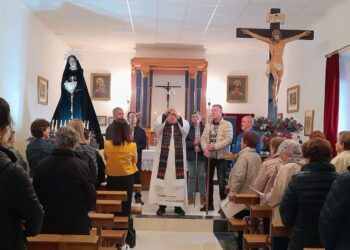 Adoración de la Santa Cruz en el ermita / LOURDES MATARRANZ