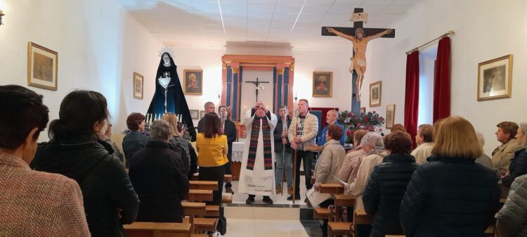 Cantimpalos acoge la adoración de la reliquia de la Santa Cruz 1 Adoración de la Santa Cruz en el ermita / LOURDES MATARRANZ