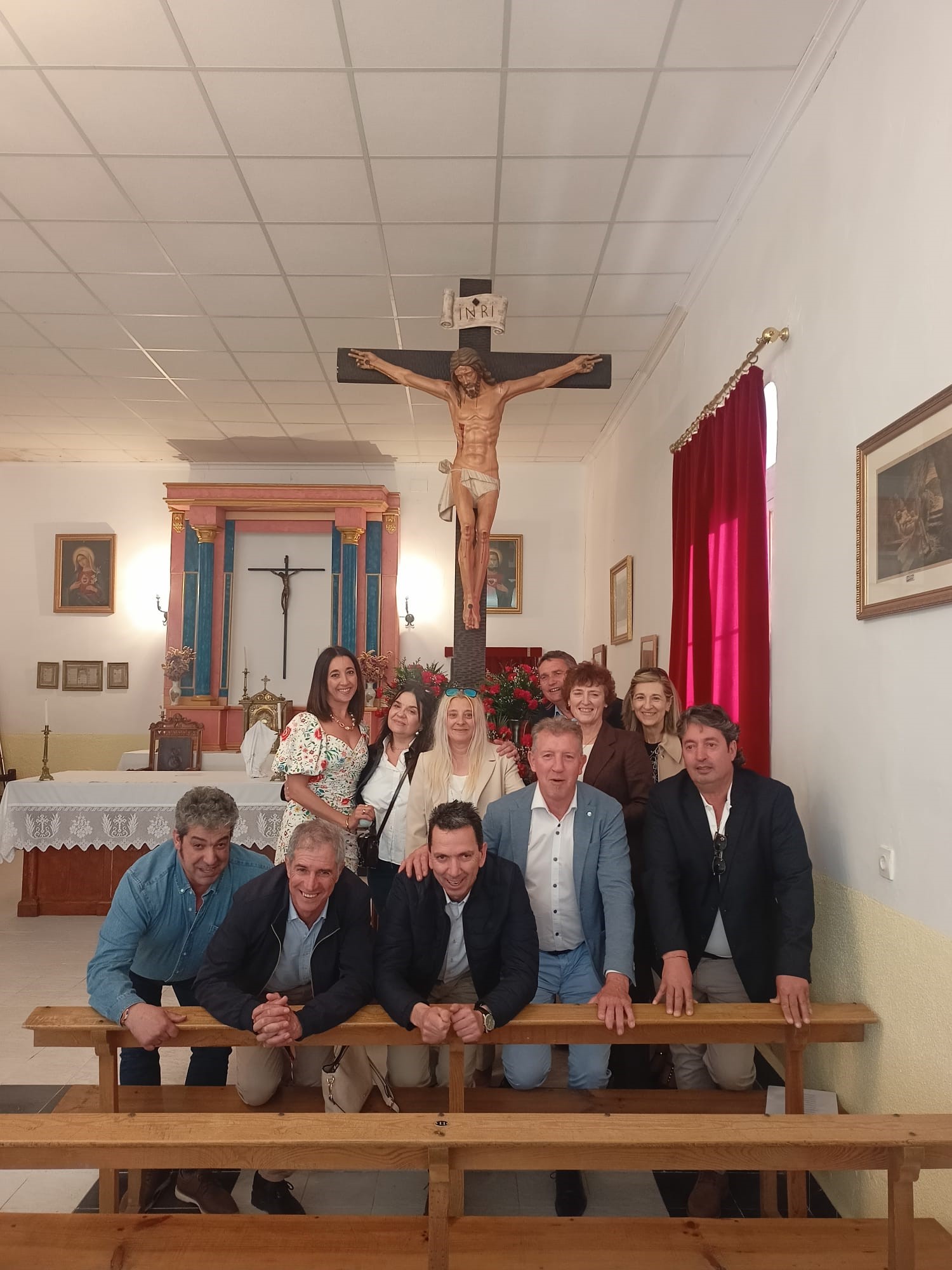 Cantimpalos acoge la adoración de la reliquia de la Santa Cruz 2 Vista de los mayordomos / LOURDES MATARRANZ