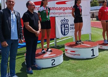 Victoria Briso posa en lo más alto de podio durante la cita./CAS