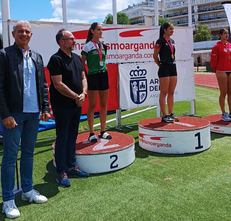 Victoria Briso, oro sub-23 y bronce absoluto en el Heptatlón de Madrid 1 Victoria Briso posa en lo más alto de podio durante la cita./CAS