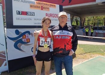 Alba León posa junto a su entrenador durante la cita./E.A