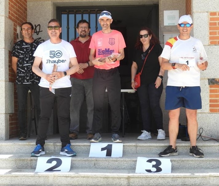 José Miguel Carreño posa como ganador durante la cita./CAS