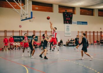 Lanzamiento a canasta de un jugador del CD.Base en un encuentro de la presente temporada./JUAN LUIS MISIS