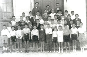 Grupo de colegiales de Nava de la Asunción, en los años 1930 junto a sus profesores.